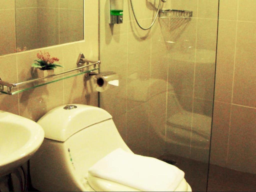 Adel Hotel 2*